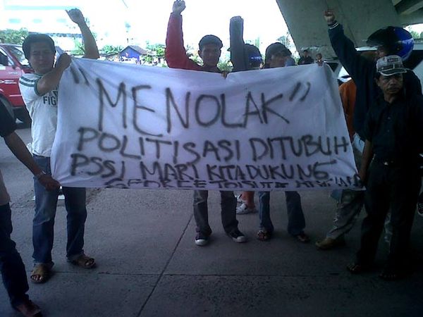 Warga Makassar Tuntut Nurdin Mundur 