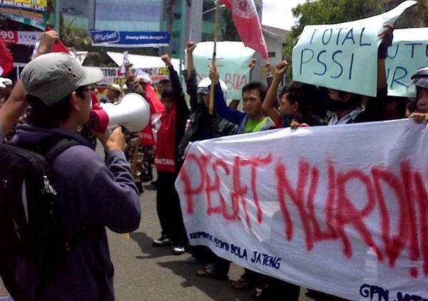 Demo Kecam Nurdin Halid