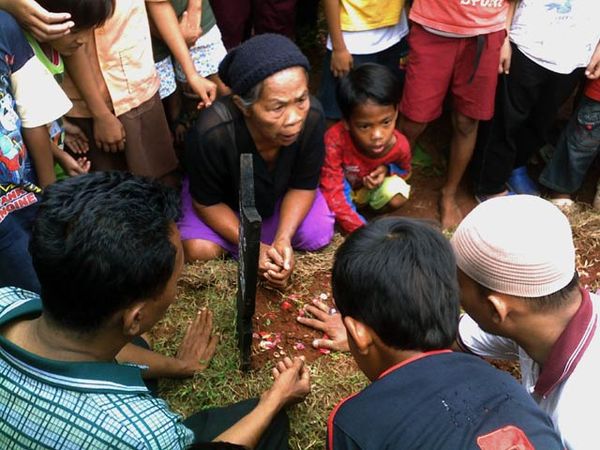 Tangisan di Makam Desi Bikin Heboh