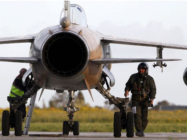2 Jet Pembom Libya Membelot