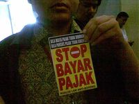 Pelemparan Stiker Warnai Paripurna DPR