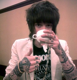 Never Shout Never Konser Pakai Kaos Timnas Indonesia