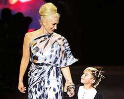 Gwen Stefani Ajak Anak Berjalan di Runway L.A.M.B.