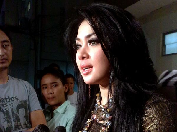 Syahrini Berkulit Ular