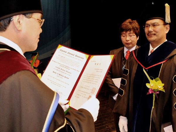 Rektor UI Raih Doktor Honaris Causa