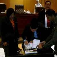 APBD Surabaya 2011 Digedok, Walikota Sempat Goda Pimpinan Dewan