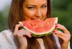 Perut Buncit Kempes dengan Diet Semangka