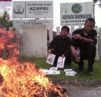Buku-buku SBY Dibakar di Magelang