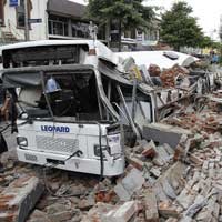 Ajaib! 25 Jam Terjebak di Runtuhan Gempa, Seorang Ibu Selamat