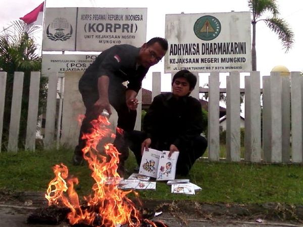 Buku-buku SBY Dibakar di Magelang