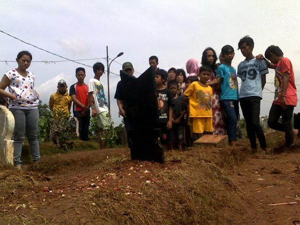 Warga Terus Datangi Makam Menangis