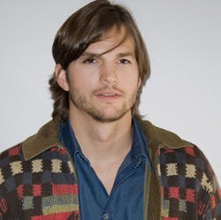 Ashton Kutcher Suka Bugil di Depan Kamera