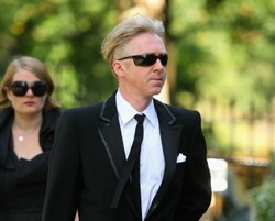 Desainer Topi Pilihan Kate Middleton