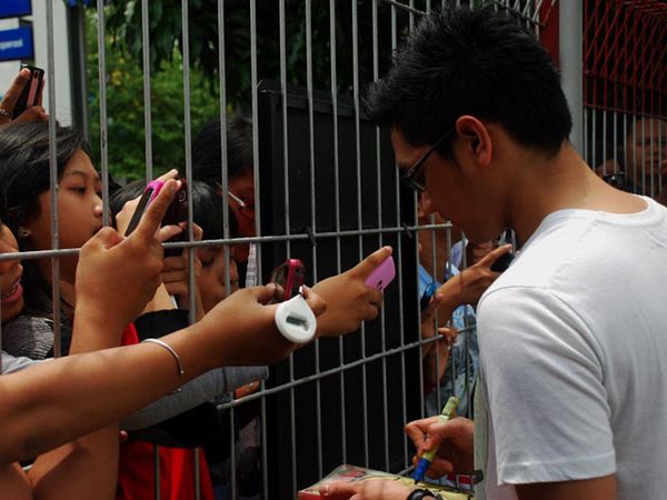 Afgan Beri Tanda Tangan Penggemar