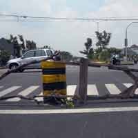 Warga Deles Blokir Jalur Akses MERR