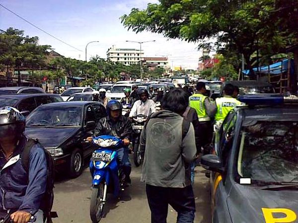 Eksekusi Toko Macetkan Jalan