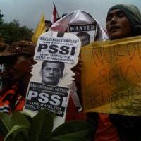 The Jak Mania Bawa Keranda Mayat PSSI