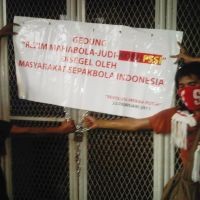 Kantor PSSI Disegel Suporter Sampai Nurdin Turun