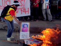 Foto Nudin Halid Dibakar di Makassar