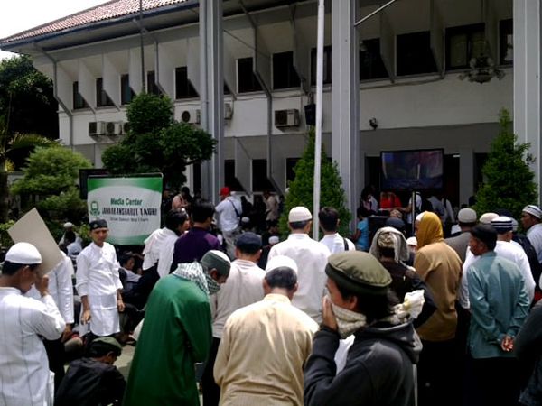 Ratusan Pendukung Mengawal Baasyir