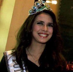 Nadine Alexandra Kursus Bahasa Indonesia untuk Miss Universe 2011