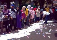Aksi Tebar Uang di PN Bandung