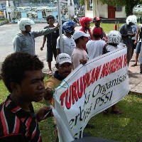 Warga & Mantan Pemain Persipura Turut Demo PSSI