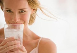 Perempuan Pantang Minum Air Es Saat Haid?