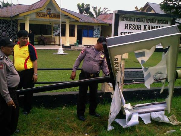 Mapolsek Kampar Hancur Diserang Warga