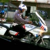 Oknum Polisi yang SMS-an Sambil Berkendaraan Akan Ditilang