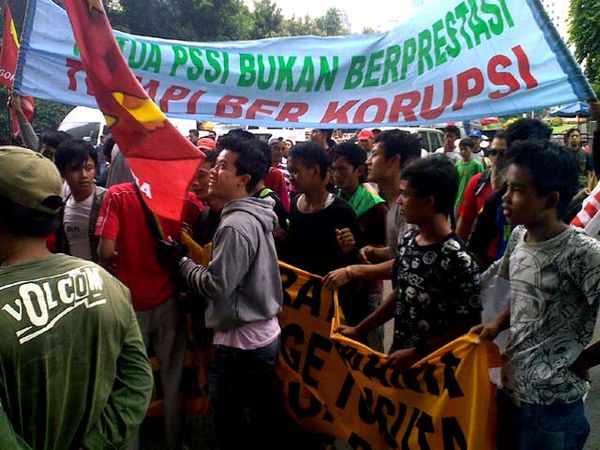 Massa Pro-Kontra Nurdin Demo PSSI