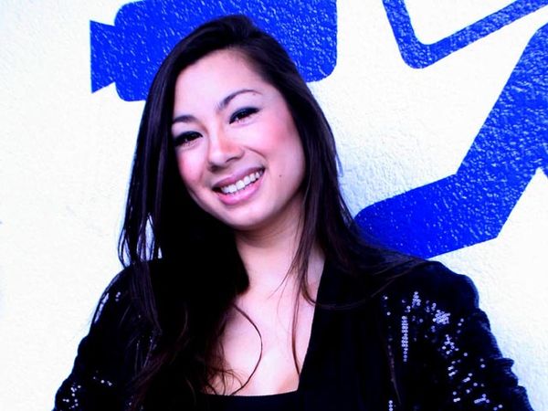 Senyum Manis Kekasih Irfan Bachdim