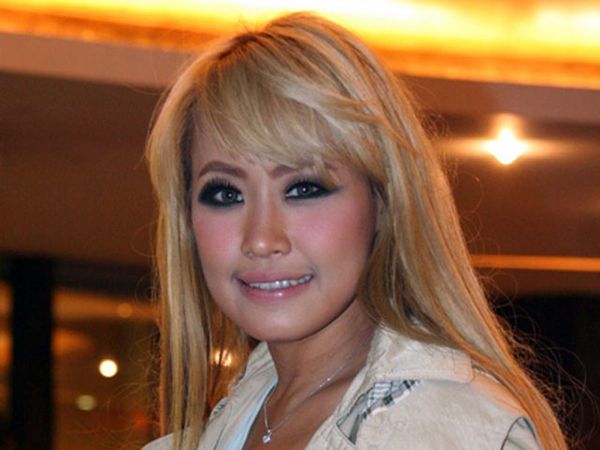 Rambut Pirang Pinkan Mambo