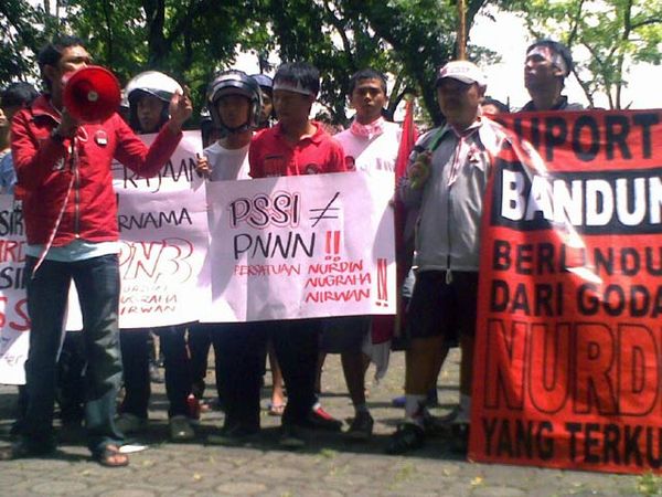 Demo Anti Nurdin di Kantor PSSI Jabar