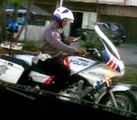 Oknum Polisi yang SMS-an Sambil Berkendaraan Akan Ditilang