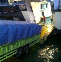Kelebihan Beban, Truk Bermuatan Sagu Kejeblos ke Laut