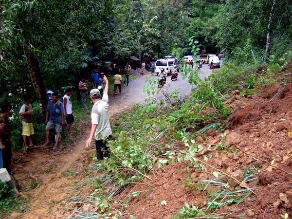 Longsor Putuskan Jalur Pacitan - Ponorogo