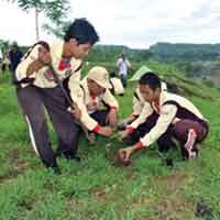 Siswa MAN 2 Tulungagung Tanam Seribu Pohon