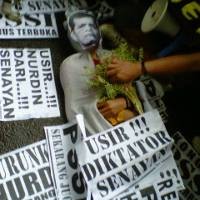 Hujan Tak Hentikan Pendemo PSSI