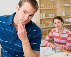 4 Cara Baca Pikiran Pria Lewat Bahasa Tubuh