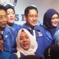 Puluhan Ibu-ibu Rebutan Berfoto dengan Anas Urbaningrum