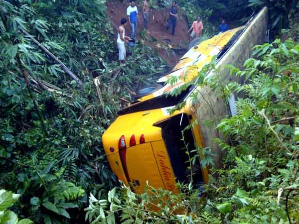Bus Dahlia Indah Masuk Jurang