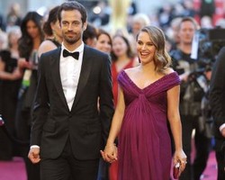 Berbalut Gaun Rodarte, Natalie Portman Memukau di Oscar 