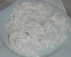 Membuat lapisan tepung keriting