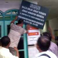 Papan Nama Pusat Kegiatan Ahmadiyah Jatim Dicopot