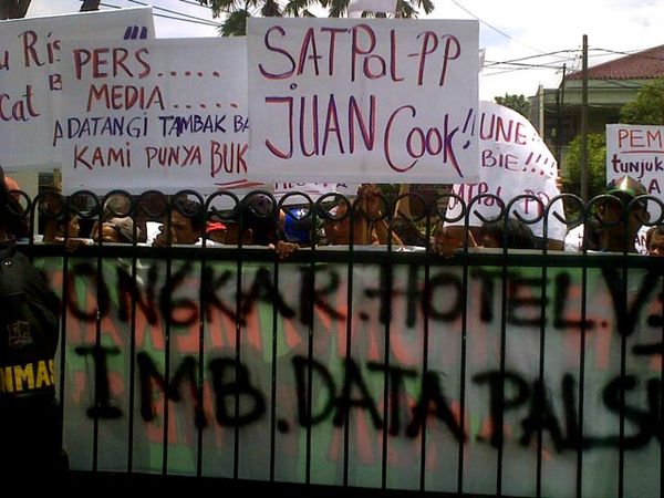 Warga Tambak Bayan Demo Satpol PP
