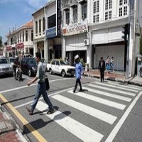 Otomatis Berhenti, Mobil Persilakan Penyeberang Jalan   