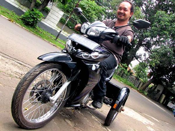 Thayeb dan Motor Roda Tiga