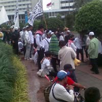 Demo Tuntut Pembubaran Ahmadiyah di Bundaran HI Makin Ramai