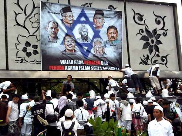 FUI Pasang Spanduk Penoda Agama Islam